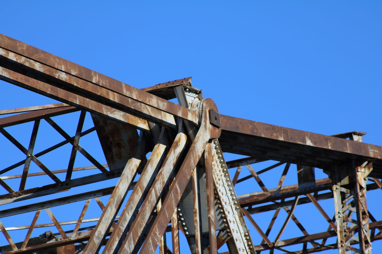 Upper connection at tower, south leaf